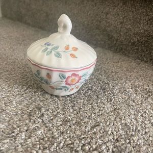 CHURCHILL STAFFORDSHIRE - BRIAR ROSE SUGAR  BOWL W/ LID